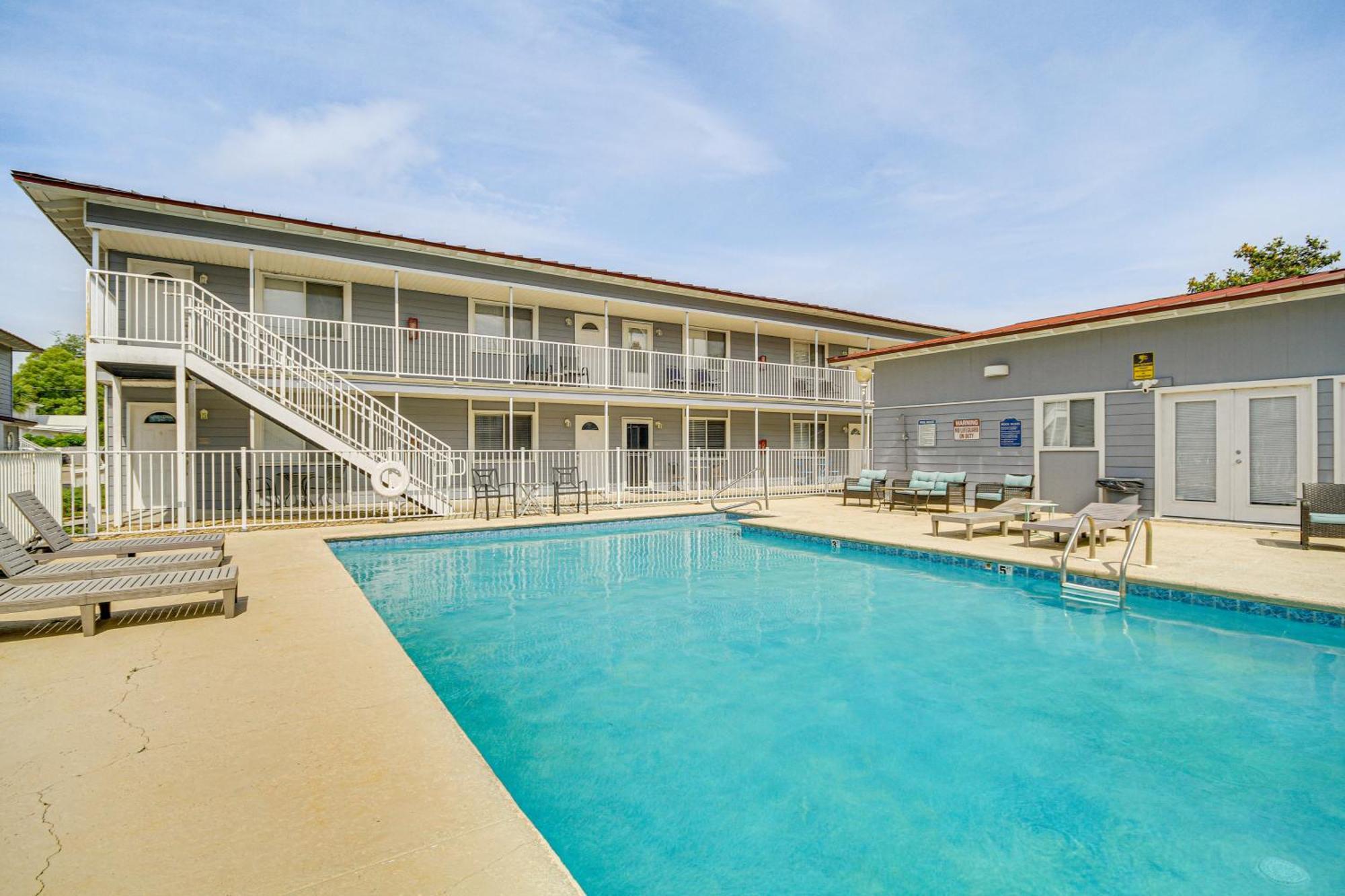 Airy Biloxi Condo With Patio Walk To Beach! Bagian luar foto