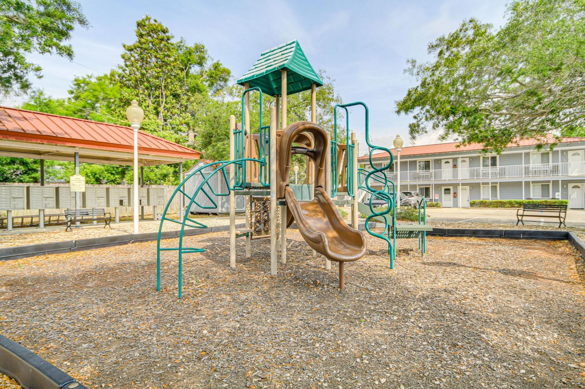 Airy Biloxi Condo With Patio Walk To Beach! Bagian luar foto
