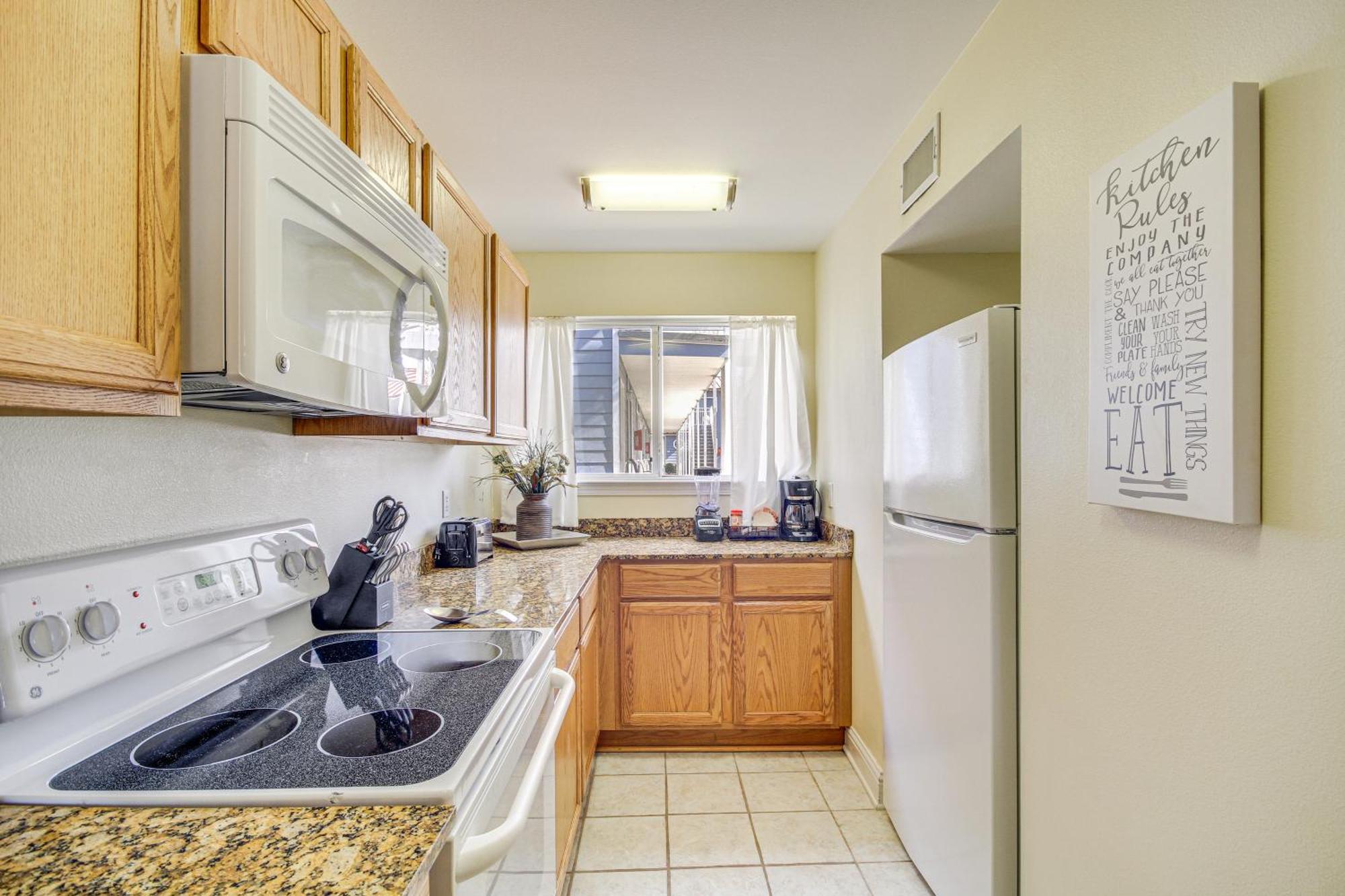 Airy Biloxi Condo With Patio Walk To Beach! Bagian luar foto